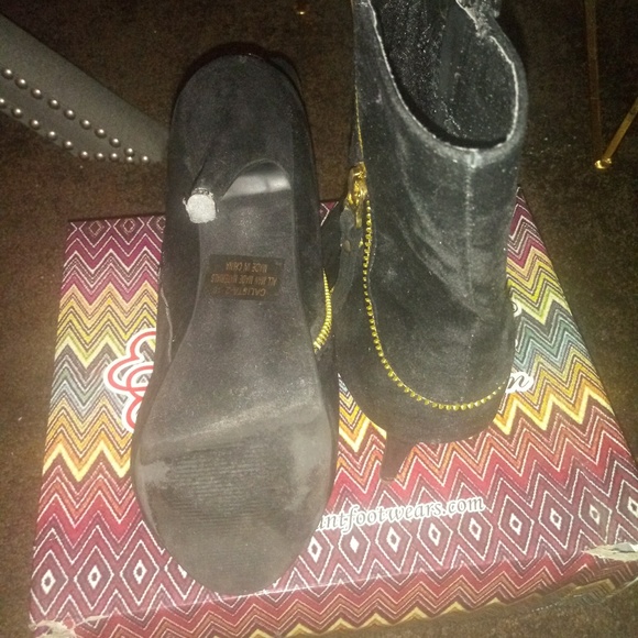 Ankle black faux suede booties - Picture 3 of 5